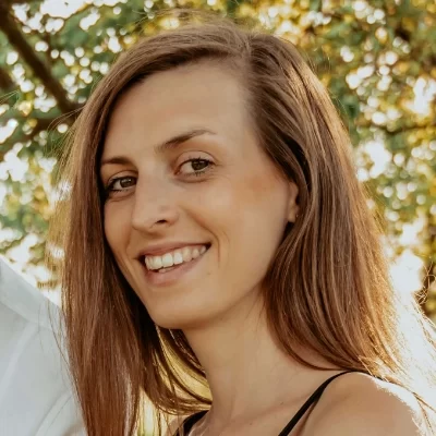 profilový obrázek dlouhovlasé paní