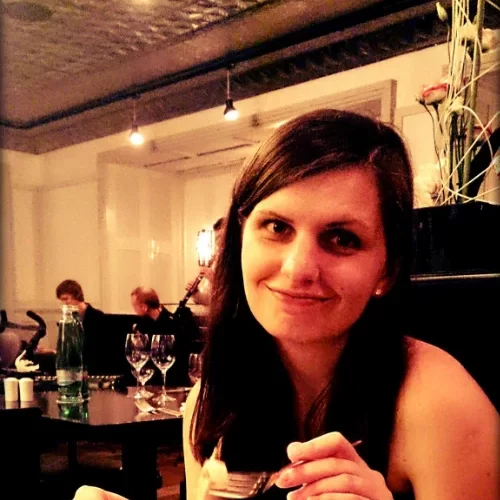 žena v restauraci u talíře